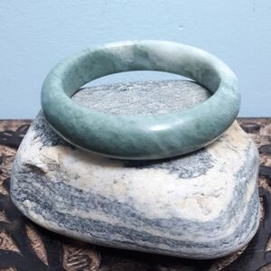 Elegant Green & White Chinese Jade Stone Bangle Bracelet 2.25" gap